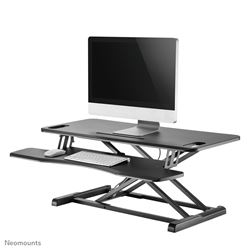 Le poste de travail Neomounts by Newstar assis-debout, modèle NS-WS300BLACK convertit une table standard en poste de travail assis-debout très confortable pour la santé.